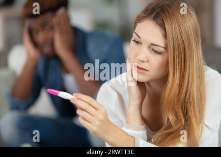 une fille affolée attend le résultat du test de grossesse en pensant à l'avenir Banque D'Images