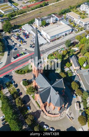 Dresde, Allemagne. 21 septembre 2023. St. L'église de Pierre dans le quartier Leipziger Vorstadt est illuminée par la lumière du soleil le matin. L'église de la Großenhainer Platz est utilisée par la paroisse évangélique luthérienne de la Trinité de l'Église évangélique luthérienne indépendante. (Tourné avec un drone) crédit : Robert Michael/dpa/ZB/dpa/Alamy Live News Banque D'Images