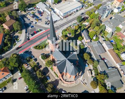 Dresde, Allemagne. 21 septembre 2023. St. L'église de Pierre dans le quartier Leipziger Vorstadt est illuminée par la lumière du soleil le matin. L'église de la Großenhainer Platz est utilisée par la paroisse évangélique luthérienne de la Trinité de l'Église évangélique luthérienne indépendante. (Tourné avec un drone) crédit : Robert Michael/dpa/ZB/dpa/Alamy Live News Banque D'Images