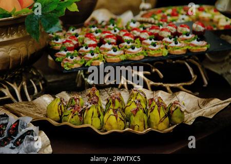 Un buffet composé d'un grand choix de plats délicieux. Banque D'Images