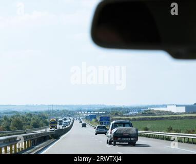 France - 17 août 2023 : une autoroute française animée affiche des panneaux indiquant l'approche de la route à péage Peage de Jules Verne, située 1 000 mètres plus loin Banque D'Images