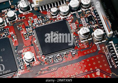 Tokyo, Japon - 29 mars 2023 : un gros plan macro capture les détails complexes du circuit intégré Sony CXD1938R dans un lecteur SACD Banque D'Images