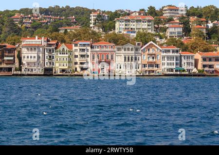 ISTANBUL, TURQUIE - 12 SEPTEMBRE 2017 : il s'agit d'un bâtiment historique de la zone urbaine de Sariyer le long du détroit du Bosphore. Banque D'Images