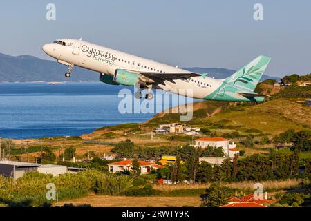 Skiathos, Grèce - 27 juin 2023 : avion Airbus A320 de Cyprus Airways à l'aéroport de Skiathos (JSI) en Grèce. Banque D'Images