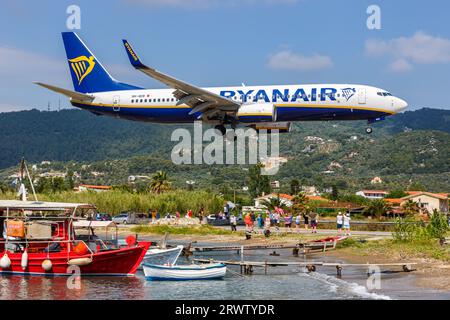 Skiathos, Grèce - 27 juin 2023 : Boeing 737-800 de Ryanair à l'aéroport de Skiathos (JSI) en Grèce. Banque D'Images
