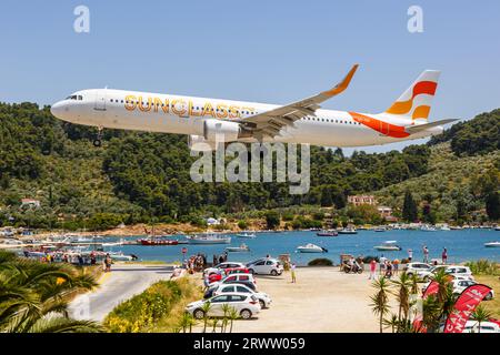 Skiathos, Grèce - 25 juin 2023 : avion Airbus A321 Sunclass à l'aéroport de Skiathos (JSI) en Grèce. Banque D'Images