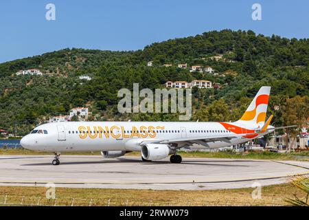 Skiathos, Grèce - 25 juin 2023 : avion Airbus A321 Sunclass à l'aéroport de Skiathos (JSI) en Grèce. Banque D'Images