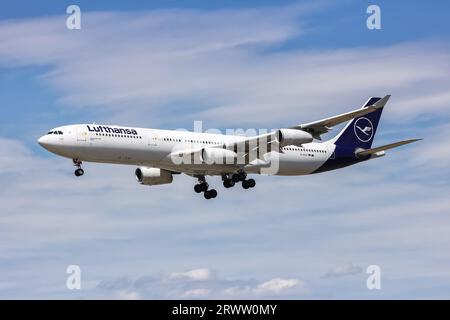 Francfort, Allemagne - 18 juillet 2023 : avion Airbus A340-300 de Lufthansa à l'aéroport de Francfort (FRA) en Allemagne. Banque D'Images