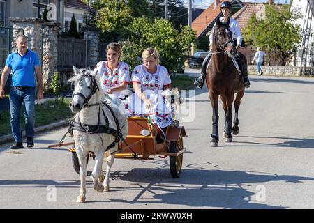 Défilé traditionnel hongrois des vendanges le 16 septembre 2023 dans le village de Tapolca-Diszel en Hongrie. Vêtements traditionnels hongrois. Banque D'Images