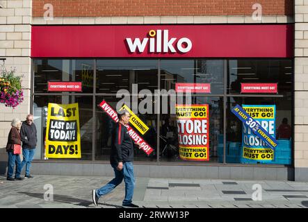 Slough, Royaume-Uni. 21 septembre 2023. La plupart des étagères étaient vides aujourd'hui au Wilko Store à Slough, Berkshire. La boutique ferme aujourd'hui pour la dernière fois et le stock restant était en vente avec jusqu'à 80% de réduction suite à l'administration de Wilko. PwC, les administrateurs de Wilko, doivent procéder à un examen du paiement de 77 millions de livres sterling en dividendes au cours des dix dernières années avant l'administration de la société. L'enquête est en cours en raison d'un déficit de 56 millions de livres sterling dans le fonds de pension Wilko. Une pétition a également été lancée le Change.org pour que Lisa Wilkinson, actionnaire majoritaire de Wilko, soit retenue Banque D'Images