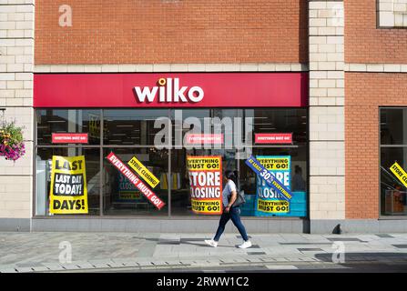 Slough, Royaume-Uni. 21 septembre 2023. La plupart des étagères étaient vides aujourd'hui au Wilko Store à Slough, Berkshire. La boutique ferme aujourd'hui pour la dernière fois et le stock restant était en vente avec jusqu'à 80% de réduction suite à l'administration de Wilko. PwC, les administrateurs de Wilko, doivent procéder à un examen du paiement de 77 millions de livres sterling en dividendes au cours des dix dernières années avant l'administration de la société. L'enquête est en cours en raison d'un déficit de 56 millions de livres sterling dans le fonds de pension Wilko. Une pétition a également été lancée le Change.org pour que Lisa Wilkinson, actionnaire majoritaire de Wilko, soit retenue Banque D'Images