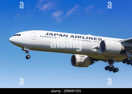 New York, États-Unis - 1 mai 2023 : Boeing 777-300ER de Japan Airlines à l'aéroport JFK de New York aux États-Unis. Banque D'Images