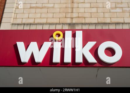 Slough, Royaume-Uni. 21 septembre 2023. La plupart des étagères étaient vides aujourd'hui au Wilko Store à Slough, Berkshire. La boutique ferme aujourd'hui pour la dernière fois et le stock restant était en vente avec jusqu'à 80% de réduction suite à l'administration de Wilko. PwC, les administrateurs de Wilko, doivent procéder à un examen du paiement de 77 millions de livres sterling en dividendes au cours des dix dernières années avant l'administration de la société. L'enquête est en cours en raison d'un déficit de 56 millions de livres sterling dans le fonds de pension Wilko. Une pétition a également été lancée le Change.org pour que Lisa Wilkinson, actionnaire majoritaire de Wilko, soit retenue Banque D'Images