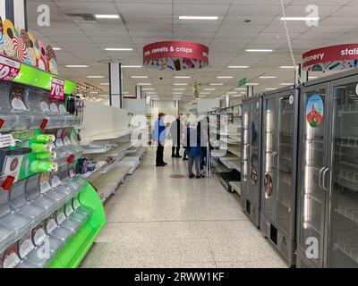 Slough, Royaume-Uni. 21 septembre 2023. La plupart des étagères étaient vides aujourd'hui au Wilko Store à Slough, Berkshire. La boutique ferme aujourd'hui pour la dernière fois et le stock restant était en vente avec jusqu'à 80% de réduction suite à l'administration de Wilko. PwC, les administrateurs de Wilko, doivent procéder à un examen du paiement de 77 millions de livres sterling en dividendes au cours des dix dernières années avant l'administration de la société. L'enquête est en cours en raison d'un déficit de 56 millions de livres sterling dans le fonds de pension Wilko. Une pétition a également été lancée le Change.org pour que Lisa Wilkinson, actionnaire majoritaire de Wilko, soit retenue Banque D'Images