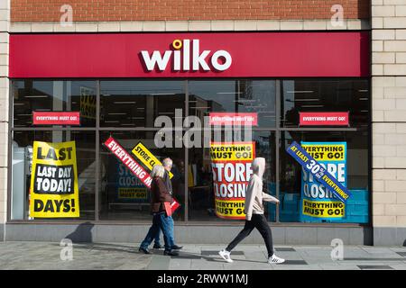 Slough, Royaume-Uni. 21 septembre 2023. La plupart des étagères étaient vides aujourd'hui au Wilko Store à Slough, Berkshire. La boutique ferme aujourd'hui pour la dernière fois et le stock restant était en vente avec jusqu'à 80% de réduction suite à l'administration de Wilko. PwC, les administrateurs de Wilko, doivent procéder à un examen du paiement de 77 millions de livres sterling en dividendes au cours des dix dernières années avant l'administration de la société. L'enquête est en cours en raison d'un déficit de 56 millions de livres sterling dans le fonds de pension Wilko. Une pétition a également été lancée le Change.org pour que Lisa Wilkinson, actionnaire majoritaire de Wilko, soit retenue Banque D'Images