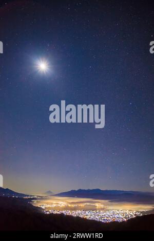 Fuji, Lune et vue de nuit depuis le plateau de Takabotchi Banque D'Images