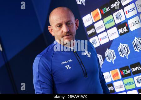 Darmstadt, Deutschland. 21 septembre 2023. darmstadt am 21.09.2023, SV Darmstadt 98 Mediengespräch vor dem Auswärtsspiel beim VfB Stuttgart mit Torsten Lieberknecht (SV Darmstadt 98) auf dem weg zur Pressekonferenz (LA RÉGLEMENTATION DFL INTERDIT TOUTE UTILISATION DE PHOTOGRAPHIES COMME SÉQUENCES D'IMAGES ET/OU QUASI-VIDÉOS) crédit : dpa/Alamy Live News Banque D'Images