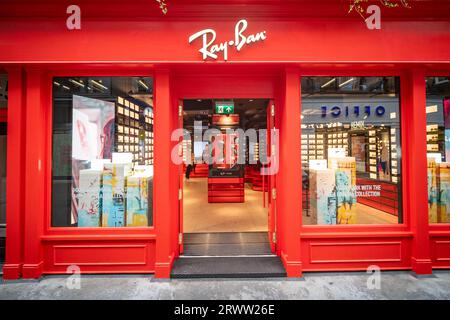 LONDRES- 19 SEPTEMBRE 2023 : magasin de lunettes de soleil Ray Ban sur Carnaby Street, une destination phare de la mode Banque D'Images