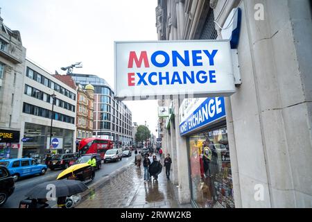 LONDRES- 19 SEPTEMBRE 2023 : Money Exchange Shop sur Oxford Street dans le West End de Londres Banque D'Images