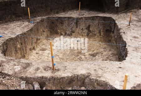 Travaux archéologiques, les archéologues ont creusé un trou dans le champ pour rechercher des objets historiques et des découvertes Banque D'Images