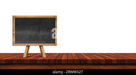 Plateau de table vide en bois pour l'affichage des produits (comptoir de cuisine ou de bar) avec tableau noir vierge, isolé sur fond blanc. Illustration et photographie Banque D'Images