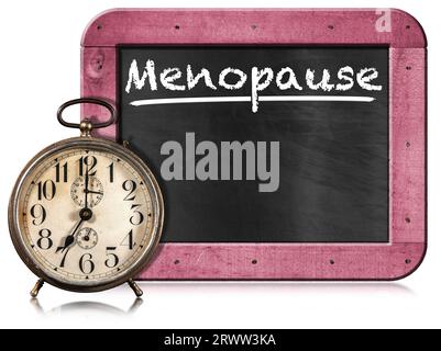 Gros plan d'un vieux réveil et d'un tableau noir avec texte ménopause, cadre en bois rose et espace de copie. Isolé sur fond blanc. Banque D'Images