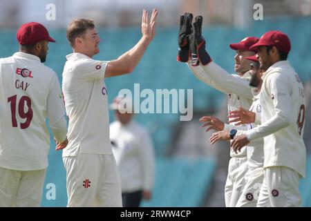 Londres, Angleterre. 21 septembre 2023. Tom Taylor, du Northamptonshire, célèbre avoir pris le guichet de Rory Burns du Surrey avec ses coéquipiers lors de la troisième journée du match LV=Insurance County Championship au Kia Oval. Kyle Andrews/Alamy Live News Banque D'Images