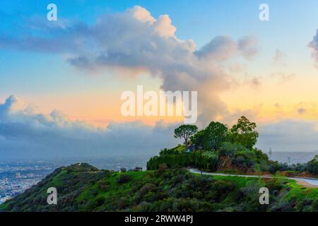 Collines pittoresques du Runyon Canyon, piste sinueuse et paysage urbain enchanteur de Los Angeles. Banque D'Images