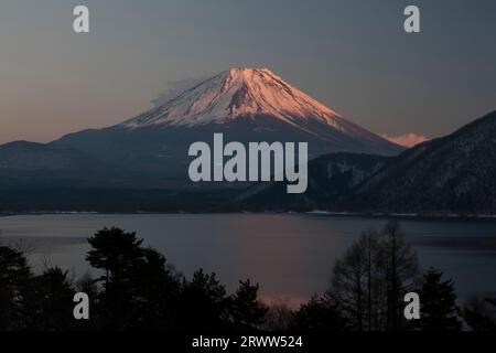 Mt. Fuji sous le soleil du soir du lac Motosu Banque D'Images