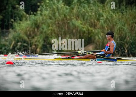 Hangzhou, province chinoise du Zhejiang. 21 septembre 2023. Kim Jongmin, de Corée du Sud, participe au Single Sculls Repechage de l'aviron aux 19e Jeux asiatiques à Hangzhou, dans la province du Zhejiang, dans l'est de la Chine, le 21 septembre 2023. Crédit : Jiang Han/Xinhua/Alamy Live News Banque D'Images