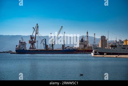 Le port de Rijeka est un port maritime de Rijeka, en Croatie, situé sur la rive du golfe de Kvarner dans la mer Adriatique. Banque D'Images