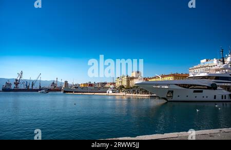 RIJEKA, CROATIE - SEPTEMBRE 10 2023 : le port de Rijeka est un port maritime de Rijeka, en Croatie, situé sur la rive du golfe de Kvarner dans la mer Adriatique. Banque D'Images