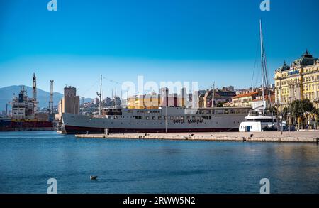 RIJEKA, CROATIE - SEPTEMBRE 10 2023 : Hôtel Marina dans le port de Rijeka , Croatie, situé sur la rive du golfe de Kvarner Banque D'Images