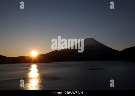 Lever du soleil du lac Motosu sur le mont. Fuji Banque D'Images