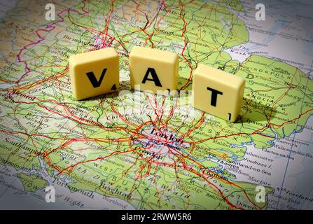 TVA la taxe sur la valeur ajoutée à l'achat, énoncée en lettres scrabble sur une carte de l'Angleterre, de la Grande-Bretagne, du Royaume-Uni Banque D'Images