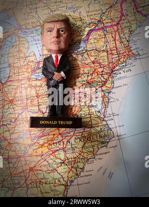 Donald Trump 2024, jetant une ombre républicaine de droite sur l'Amérique Banque D'Images
