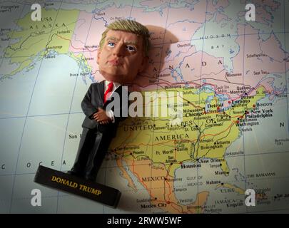 Donald Trump 2024, jetant une ombre républicaine de droite sur l'Amérique Banque D'Images