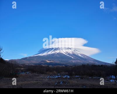 Fuji dans les nuages d'ombre vu de Narusawa Banque D'Images