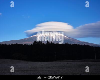 Fuji dans les nuages d'ombre vu de Narusawa Banque D'Images