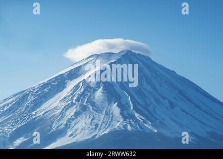 Fuji dans les nuages d'ombre vu de Kawaguchiko Banque D'Images