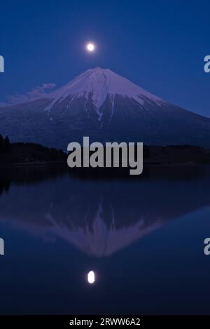 Fuji au lac Tanuki en hiver avec Fuji à l'envers et la lune Banque D'Images