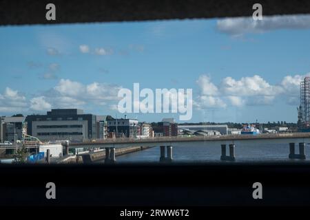 Vue sur la rivière Tay et le pont Tay depuis l'intérieur du musée V&A Dundee, Écosse Royaume-Uni. Banque D'Images