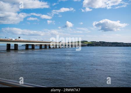 Vue sur l'un des plus longs ponts routiers d'Europe - traversant la rivière Tay à Dundee, en Écosse Banque D'Images