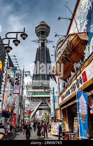 Le centre-ville d'Osaka regorge de touristes étrangers Banque D'Images
