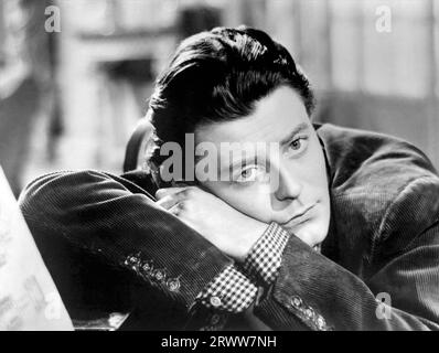 GÉRARD PHILIPE dans BEAUTIES OF THE NIGHT (1953) -titre original : LES BELLES DE NUIT-, mise en scène RENE CLAIR. Crédit : FRANCO LONDON FILMS/ASTRA / Album Banque D'Images