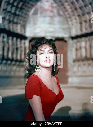 GINA LOLLOBRIGIDA dans LE BOSSU DE NOTRE DAME (1956) -titre original : NOTRE DAME DE PARIS-, mise en scène JEAN DELANNOY. Crédit : PARIS-FILMS PRODUCTIONS/ARTISTES ALLIÉS / Album Banque D'Images