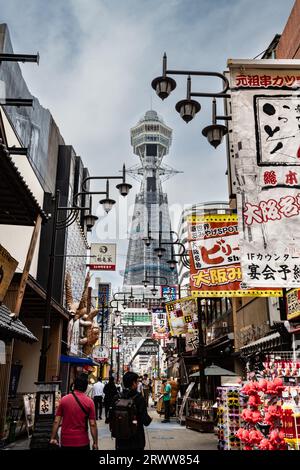 Le centre-ville d'Osaka regorge de touristes étrangers Banque D'Images