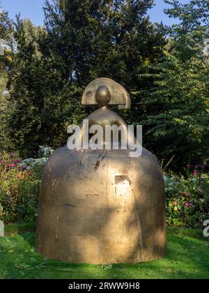 Manolo Valdés, Reina Mariana, sculpture en bronze, dans les jardins du palais Wilanow, Varsovie, Pologne Banque D'Images