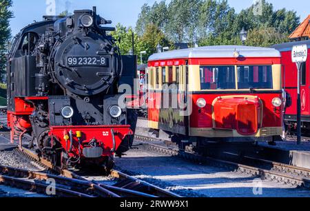 21 septembre 2023, Mecklembourg-Poméranie occidentale, Kühlungsborn : le wagon T1 du Borkumer Kleinbahn, appelé «Schweineschnäuzchen», se trouve à côté d'une locomotive à vapeur dans la gare pour le voyage d'ouverture sur la ligne à voie étroite du Kleinbahn Molli. Du 21.09.2023 au 01.10.2023, le bus ferroviaire construit en 1940 à l'usine de wagons Wismar circulera sur le réseau de voies à écartement étroit de 900 mm du Mecklenburg Bäderbahn Molli. Photo : Jens Büttner/dpa Banque D'Images