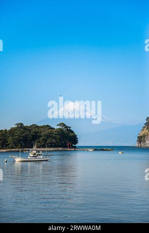 Fuji sur la baie de Suruga depuis le port de Toda Banque D'Images